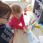 Świetnie bawiąc się i wykonując różne zadania „Smerfy” dowiedziały się jak ważne jest dbanie o przyrodę i najbliższe otoczenie.
