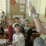 My się szkoły nie boimy, czyli wizyta „Smerfów”  u szkolnych kolegów.