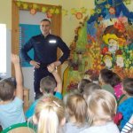 Rodzice dzieciom, czyli wizyta policjantów u „Smerfów”.