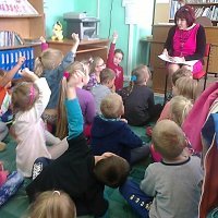 „SMERFY”  POZNAJĄ BIBLIOTEKĘ SZKOLNĄ