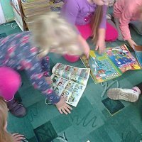 „SMERFY”  POZNAJĄ BIBLIOTEKĘ SZKOLNĄ