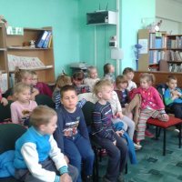 Smerfy w bibliotece szkolnej.