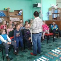 Smerfy w bibliotece szkolnej.