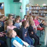 Smerfy w bibliotece szkolnej.