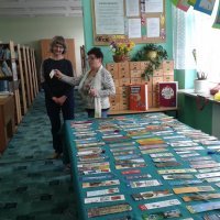 Smerfy w bibliotece szkolnej.