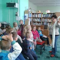 Smerfy w bibliotece szkolnej.