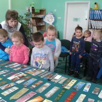 Smerfy w bibliotece szkolnej.