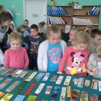 Smerfy w bibliotece szkolnej.