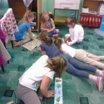 „Smerfy” zgłębiają sekrety szkolnej biblioteki.