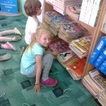 „Smerfy” zgłębiają sekrety szkolnej biblioteki.