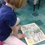 „Smerfy” zgłębiają sekrety szkolnej biblioteki.