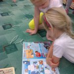 „Smerfy” zgłębiają sekrety szkolnej biblioteki.