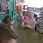 „Smerfy” zgłębiają sekrety szkolnej biblioteki.