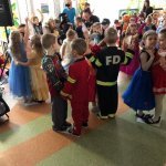 W karnawale tańczą maski. Śmiech, muzyka i oklaski.