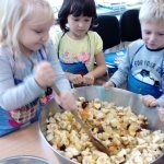 Wyśmienita „Smerfna” sałatka owocowa