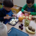 Wyśmienita „Smerfna” sałatka owocowa