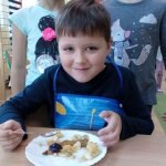 Wyśmienita „Smerfna” sałatka owocowa