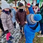 „Smerfy” rozpoczęły akcję „Przedszkolaki dokarmiają ptaki”.