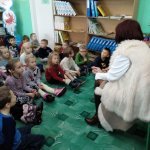 Poznajemy historię świętego Mikołaja – czyli kolejne zajęcia biblioteczne „Smerfów”