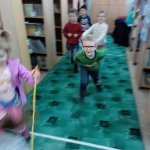 Poznajemy historię świętego Mikołaja – czyli kolejne zajęcia biblioteczne „Smerfów”