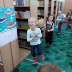 Poznajemy historię świętego Mikołaja – czyli kolejne zajęcia biblioteczne „Smerfów”