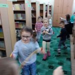 Poznajemy historię świętego Mikołaja – czyli kolejne zajęcia biblioteczne „Smerfów”