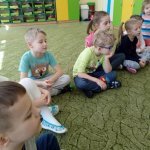 Leśniczy często chodzi po lesie