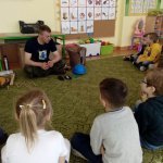 Leśniczy często chodzi po lesie