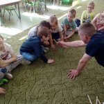 Leśniczy często chodzi po lesie