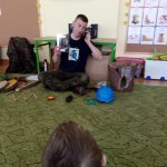 Leśniczy często chodzi po lesie