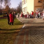 Przedszkolaki i nauczyciele śpiewają hymn narodowy