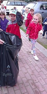 PRZEDSZKOLAKI SPRZĄTAJĄ ŚWIAT 2015