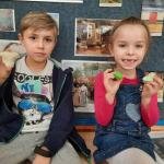 „Smerfy” spróbowały swoich sił jako rzeźbiarze i tak powstały wspaniałe mydlane postacie.