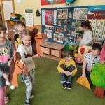 Światowy Dzień Kota u „Smerfów”. Były rysunki, wycinanki oraz teatrzyk „Kot w butach”.