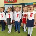 „Smerfy” włączyły się do akcji MEN–  „Szkoła do hymnu”.