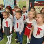 „Smerfy” włączyły się do akcji MEN–  „Szkoła do hymnu”.
