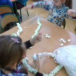 Tak „Smerfy” robiły łańcuchy na choinkę.